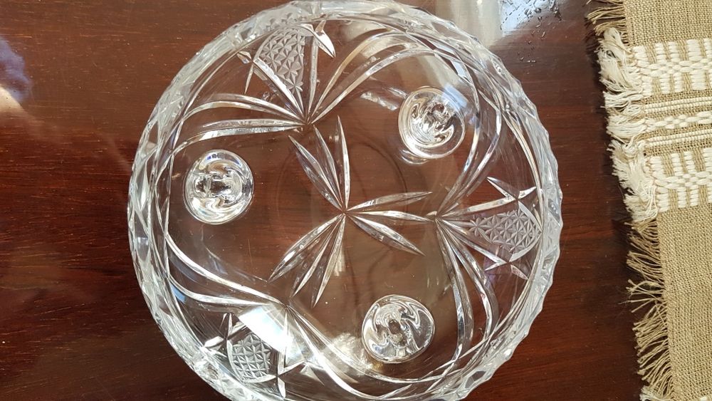 Elegancka bomboniera na nóżkach. Kryształ