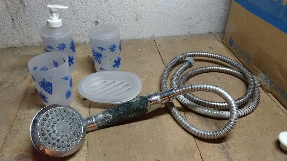 Chuveiro a funcionar e conjunto novo para casa de banho Tudo