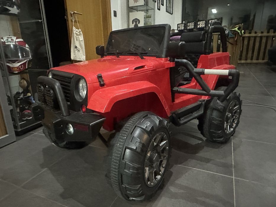 Carro eléctrico de crianca Jeep