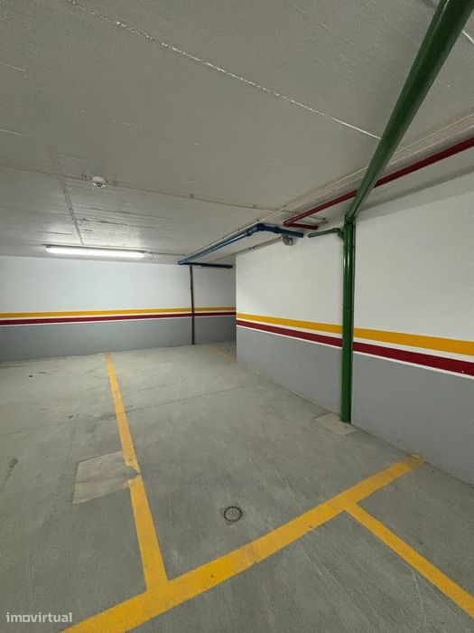 T2 com garagem, arrecadação e varanda | Construção de 2010 | Brandoa