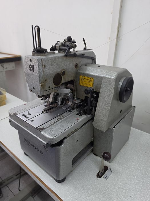 Máquina casear de olhal