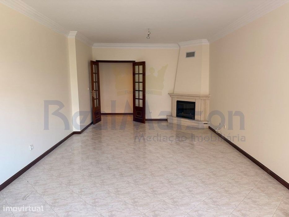 Vende-se Fantástico Apartamento c/ Parqueamento na Cavaleira