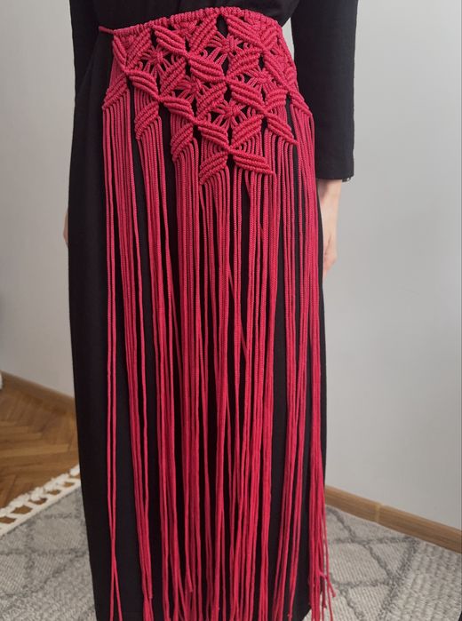 Червона припинда ручноі роботи припинда в червоному кольорі довга