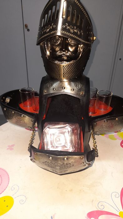 Minibar em metal, figura de guerreiro com armadura metálica