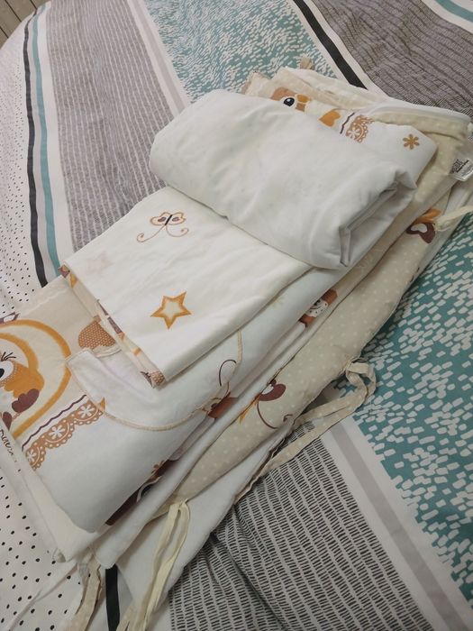 Дитяче ліжечко на маятнику з шухлядою, бортиками і постільною білизною