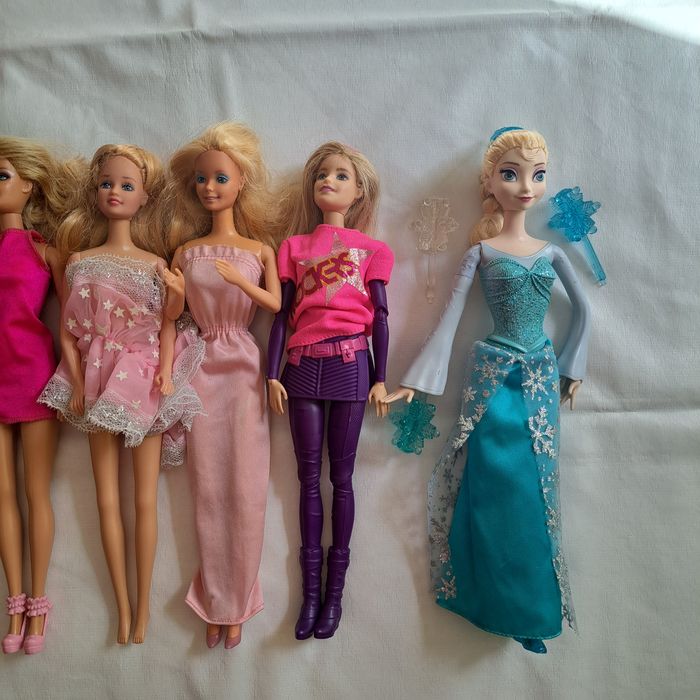 Conjunto de Barbies e Bonecas Variadas