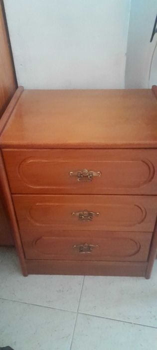 Estúdio cama com mesa de cabeceira e cómoda