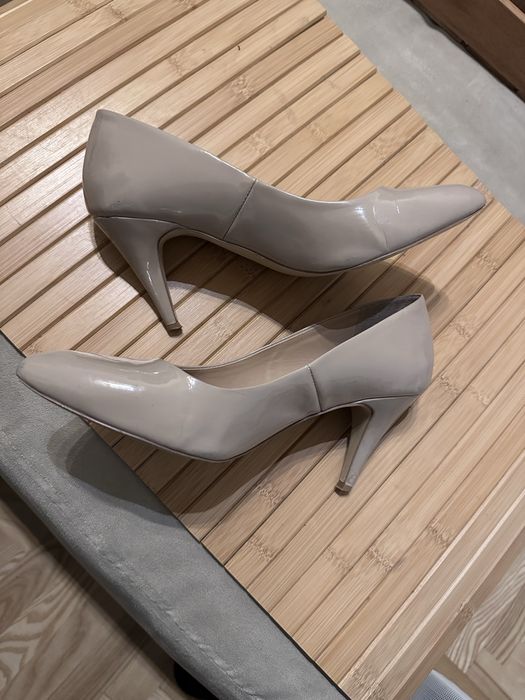 Lakierowane szpilki Reserved, kolor beżowy / nude, rozmiar 40