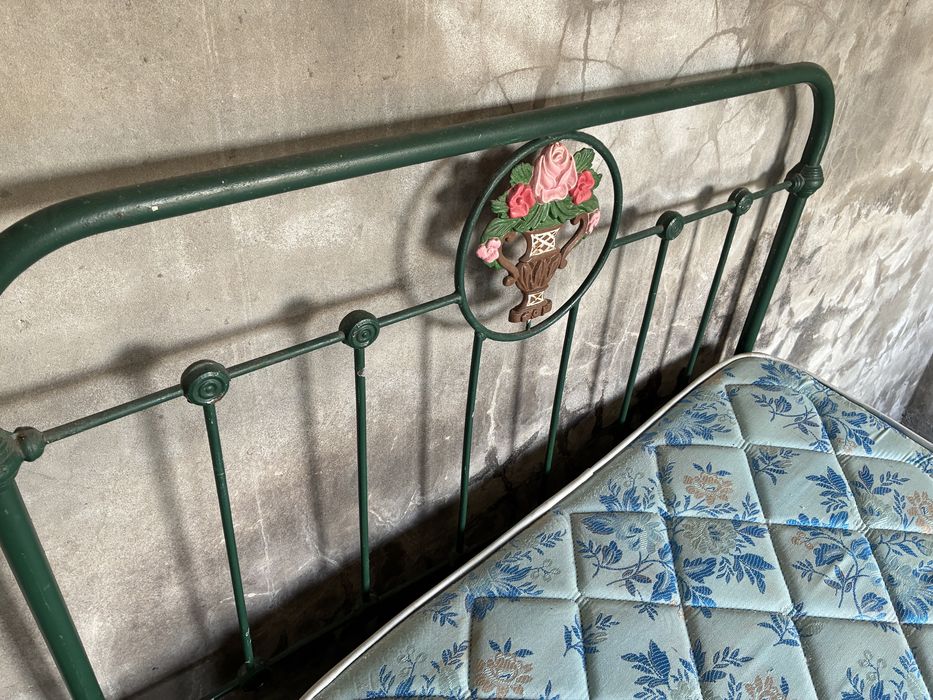 Cama de ferro antiga vintage
