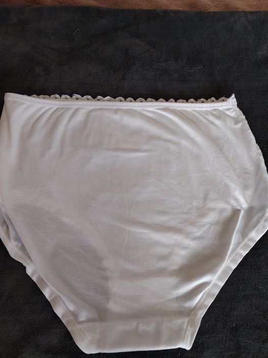 Majtki damskie z koronką.