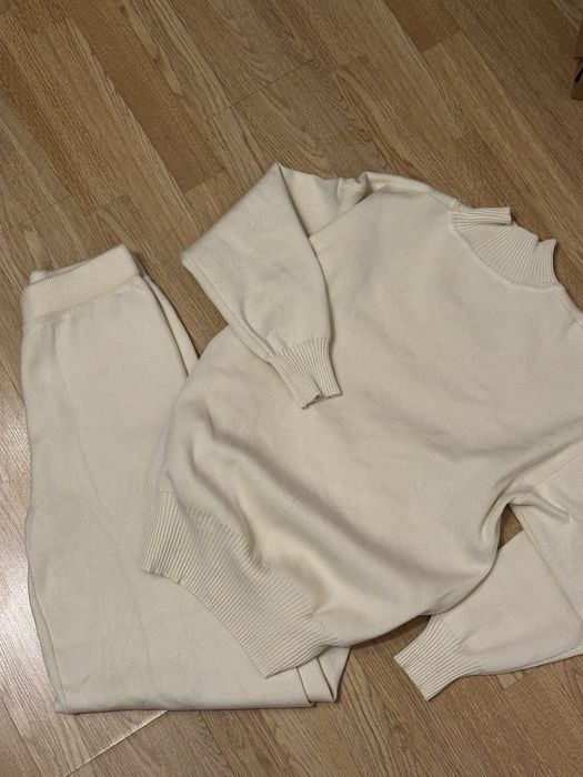 Трикотажний костюм молочного кольору з широкими брюками штанами