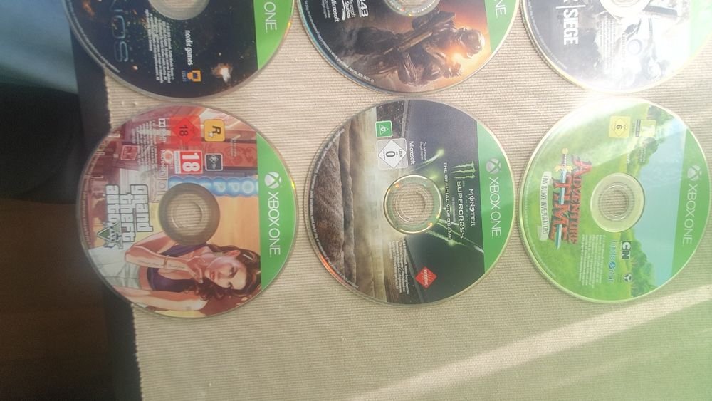 Jogos para Xbox One e Guarda-Discos( só vendo o conjunto todo)