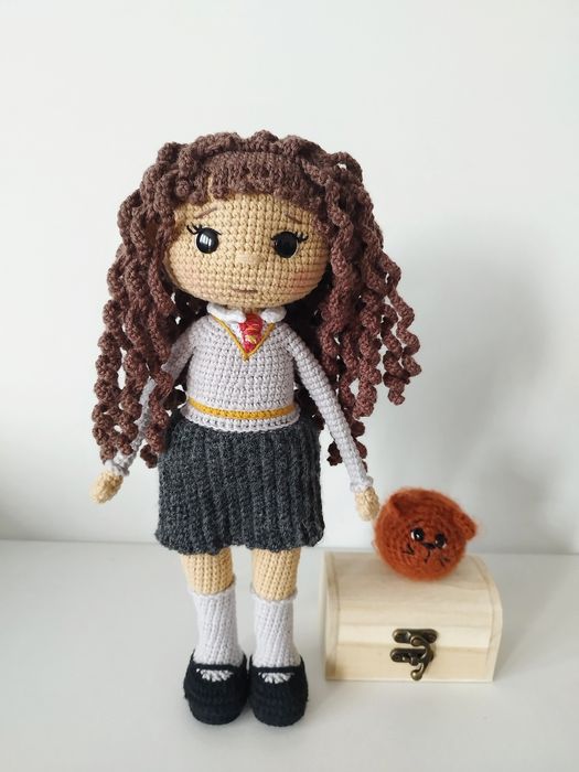 Lalka Hermiona Granger na szydełku