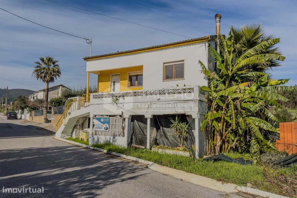 Moradia T3 em Alcobertas com lareira, varanda e potencial de investime