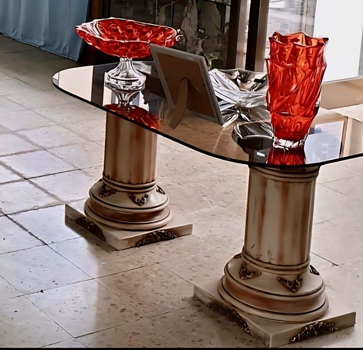 Mesa com pilares em mármore e tampo em vidro