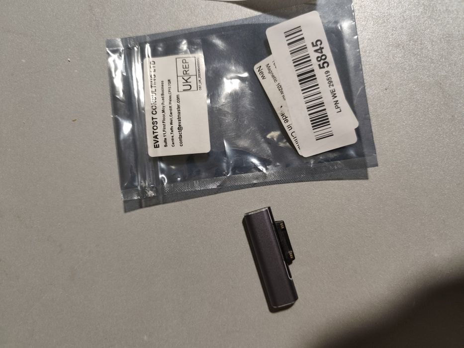 adapter ładujący USB-C do Microsoft Surface o mocy 102 W.