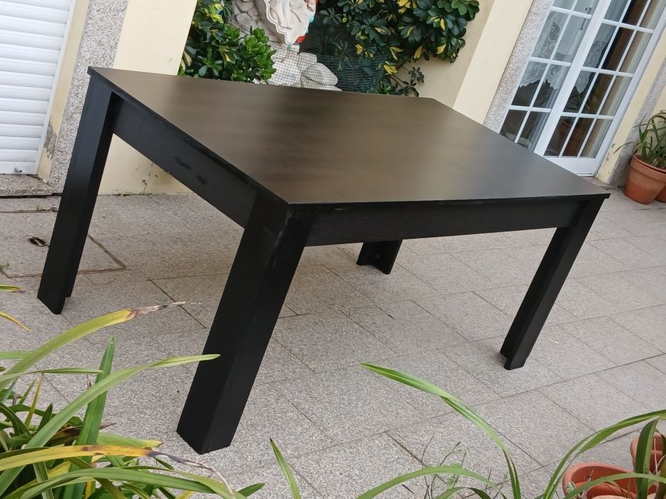 Vendo MESA DE JANTAR GRANDE e moderna para sala ou cozinha.