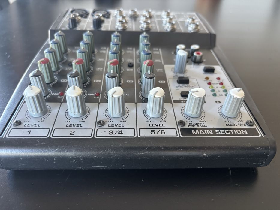 Vendo mesa de mistura Behringer Xenyx 802