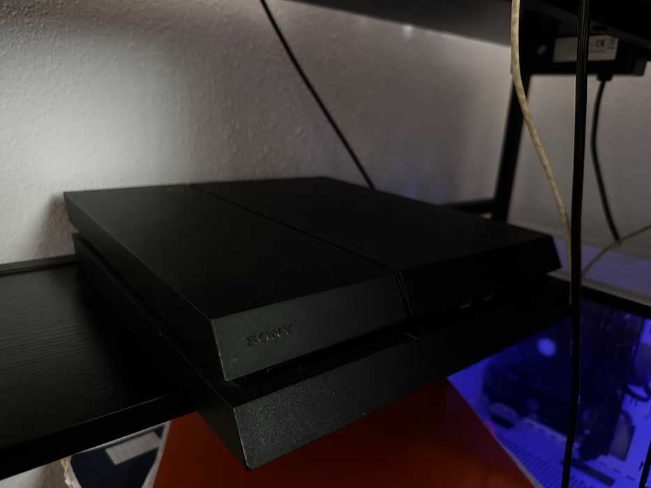 Ps4 + comando e jogos CD