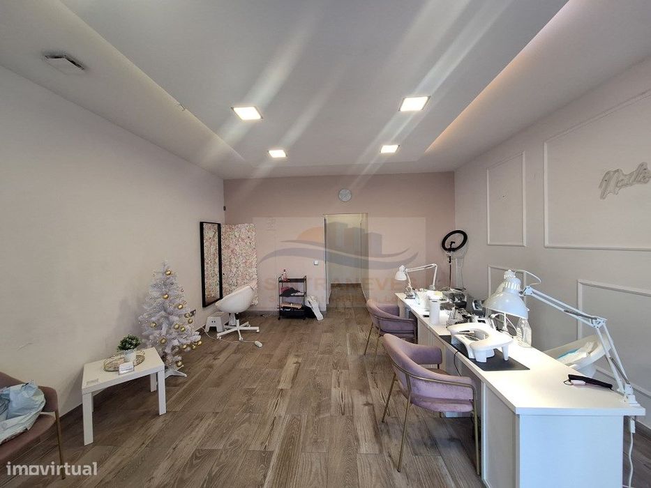 Loja em Queluz, renovada