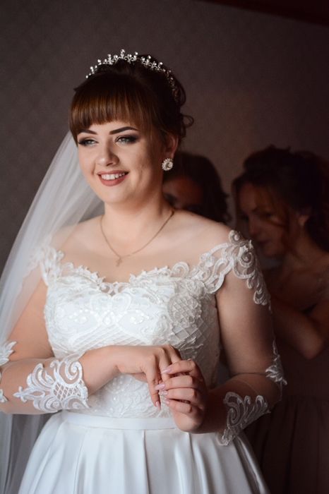 Весільна сукня в хорошому стані