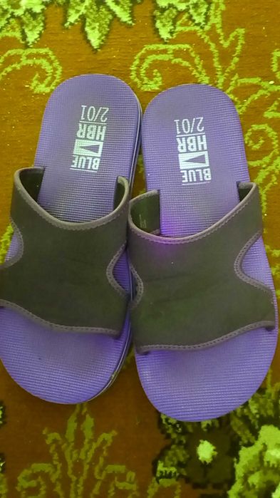 Продам чоловічі капці у відмінному стані.