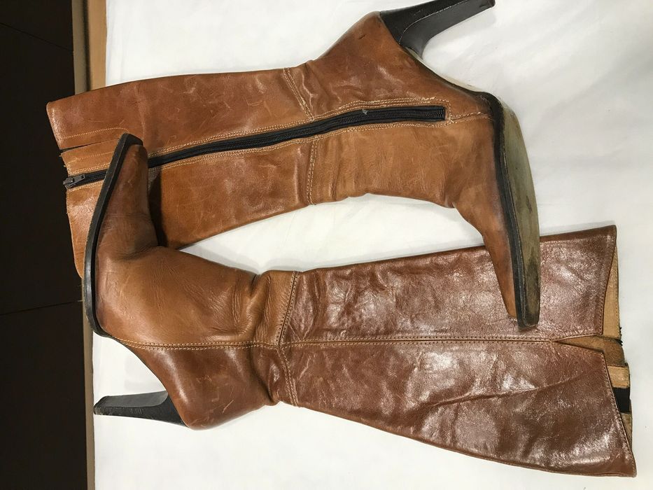 Botas em pele em castanho