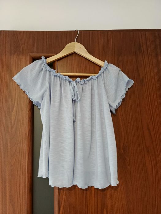 Błękitna krótka bluzka z falbanką z wiązaniem przy dekolcie r. 44 xxl