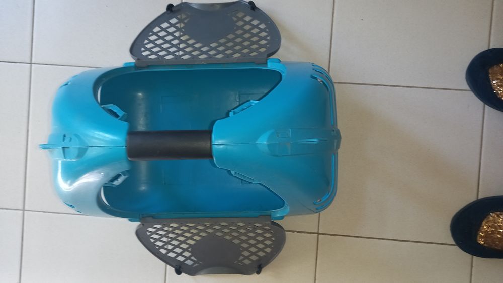 Transportadora para animais, resistente.