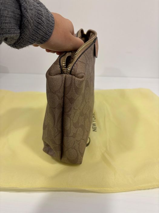 Bolsa coach  necessaire cloutch mala de mão castanha bege