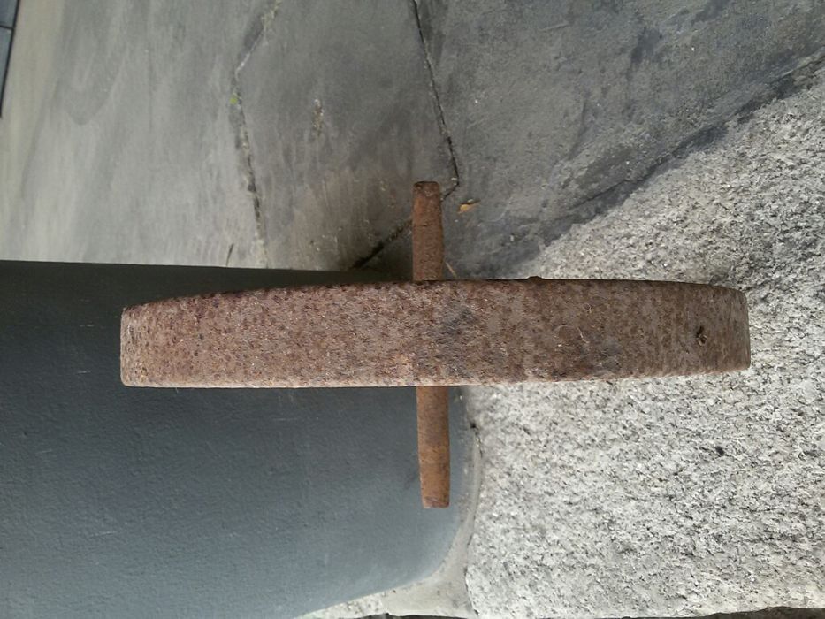 Roda de ferro de um semeador +2 peças de ferro (antigas)