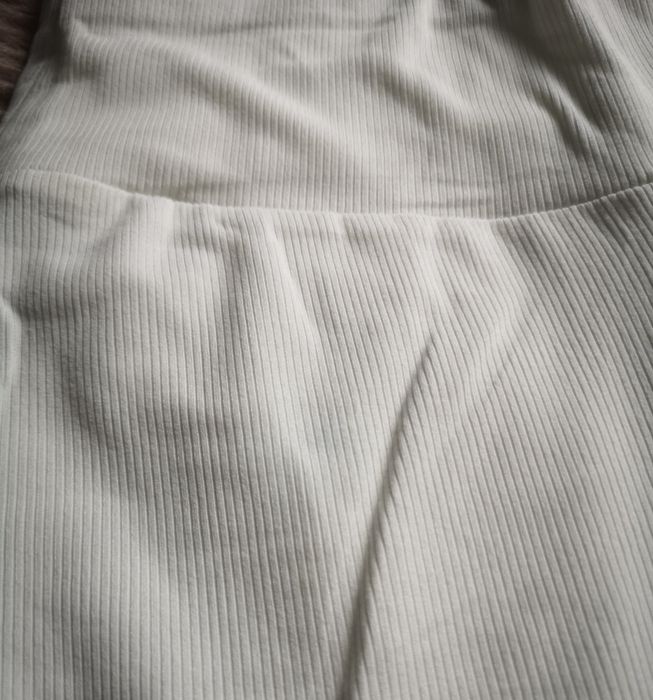 Białe legginsy prążkowane kolarki