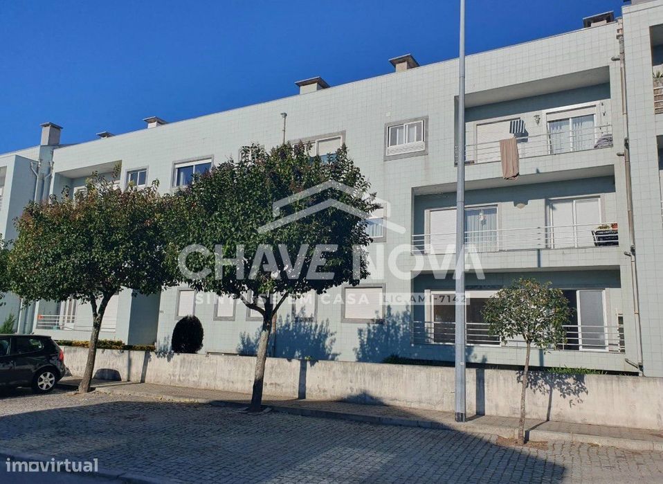 Apartamento T2 c/ Logradouro em Canelas