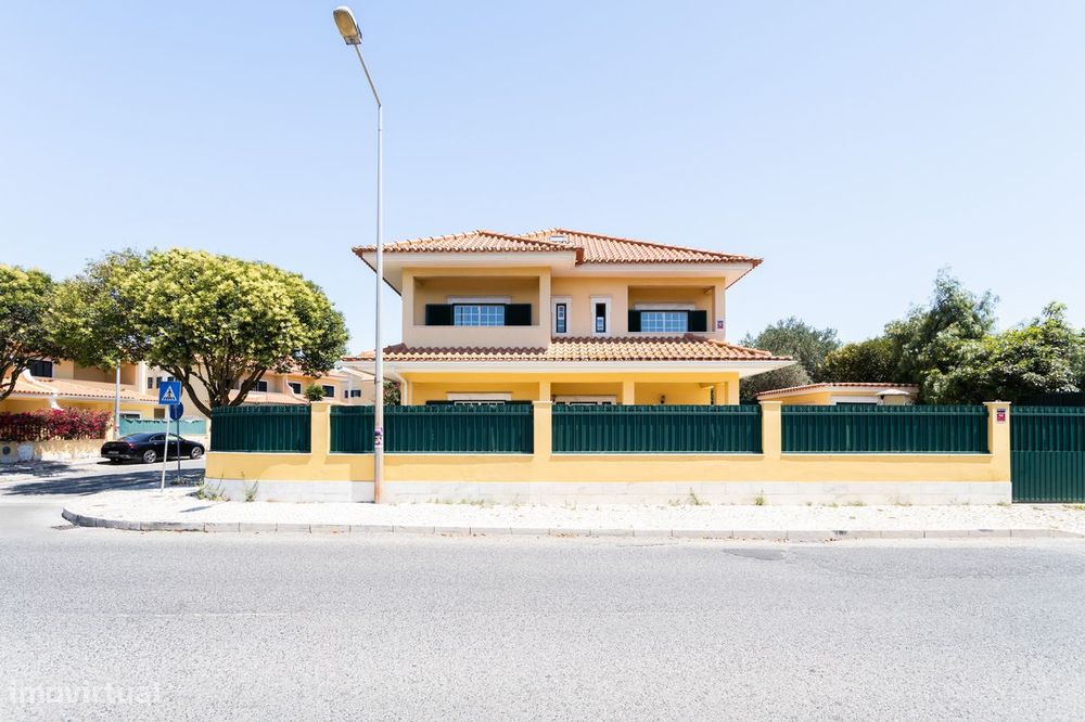 Moradia T3+1 com Jardim e Excelente Exposição solar em São Domingos de