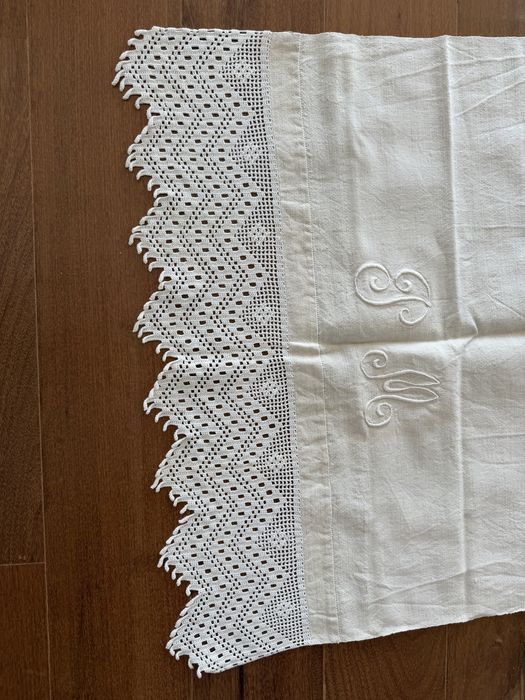 Toalha em linho com renda feita à mão