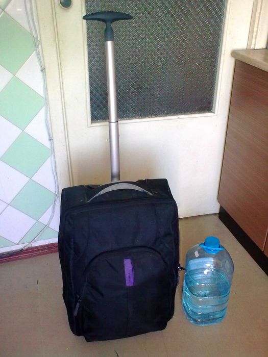 Чемодан рюкзак на колесах с выдвижной ручкой, в рабочем состоянии