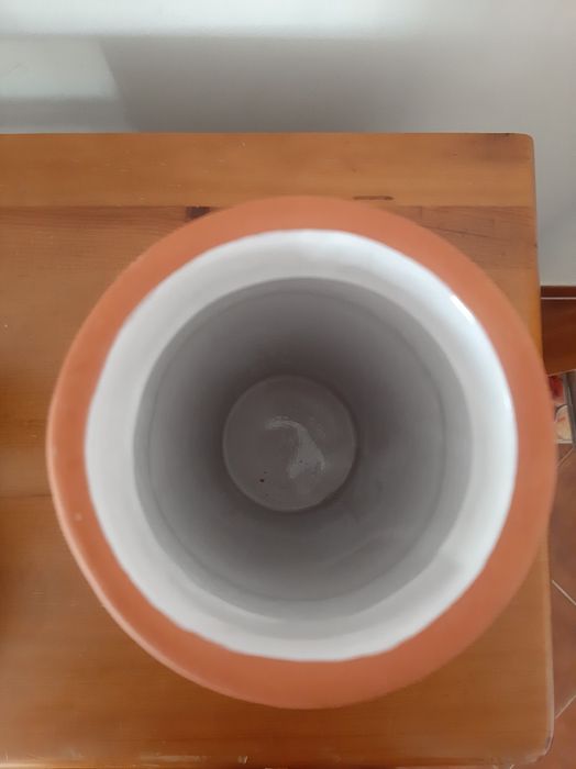 Jarra em barro e ceramica com base