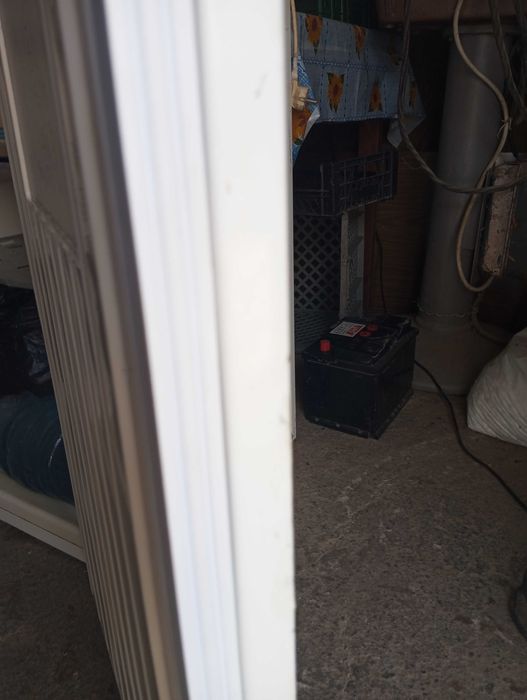 Ущiльнувач дверi на малу морозилку