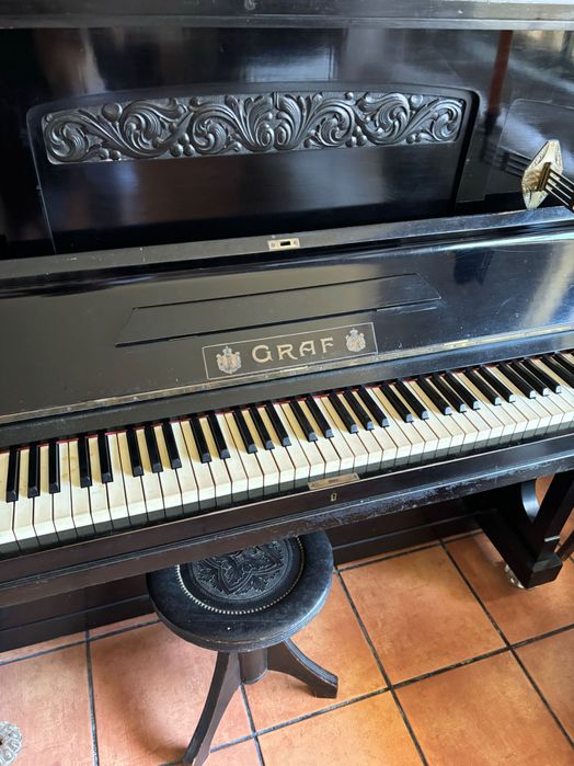 Piano vertical GRAF da década de 40