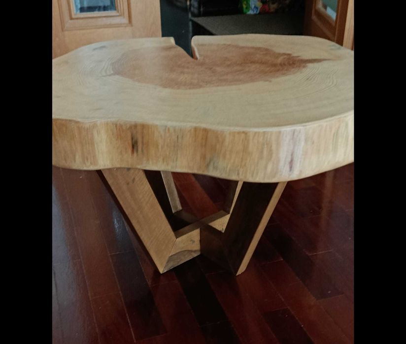 Mesa de centro de tronco de madeira maciça rústico.
