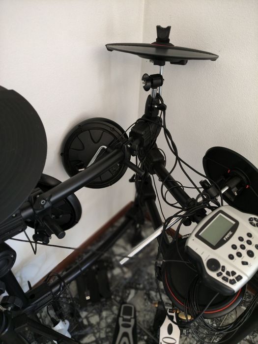 Bateria Fame 
Módulo de som Fame.
5 pads (caixa, 3 tons e bumbo).
3 pratos (hi-hat, crash e ride).
Pedal de bumbo e pedal de hi-hat.
Estrutura (rack).