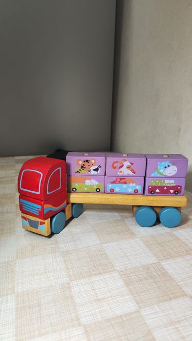 Дерев'яна іграшка Вантажівка-тягач із кубиками Cubika