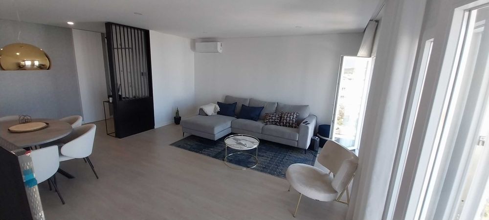 Apartamento T3 mobilado à venda na Rua Doutor António Luz, Serra de Carnaxide, Venteira, Amadora