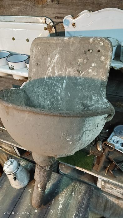 Stary żeliwny zlew.