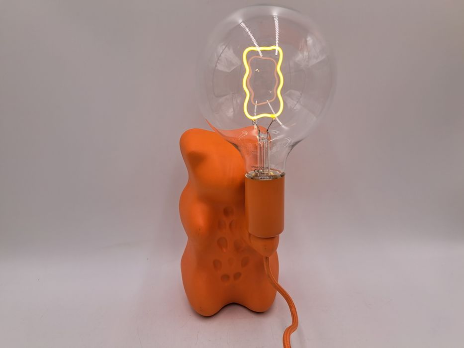 Lampka nocna stołowa Amarcords Milano żelek miś Haribo pomarańczowy żarówka ozdobna z kształtem misia pomarańczowy kabel Włochy