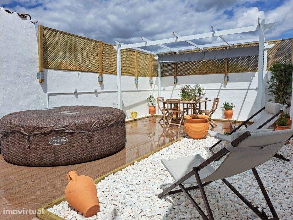 Simpática Moradia T2 com um espaço exterior perto da praia da Amieira