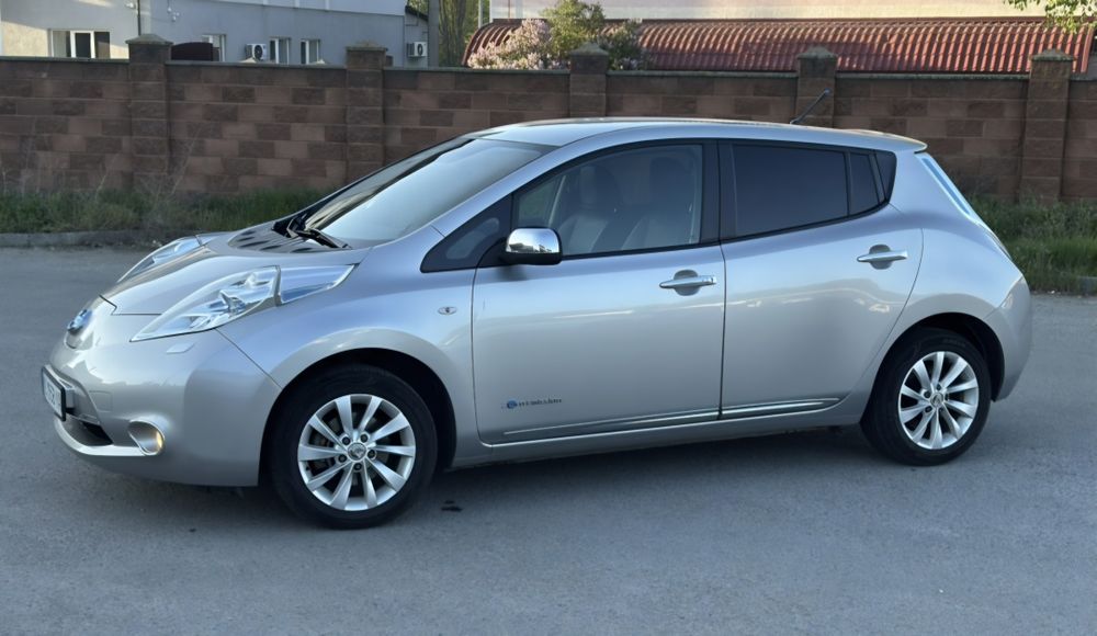 Оренда Nissan Leaf. Салон велюр. Батарея 11/12.