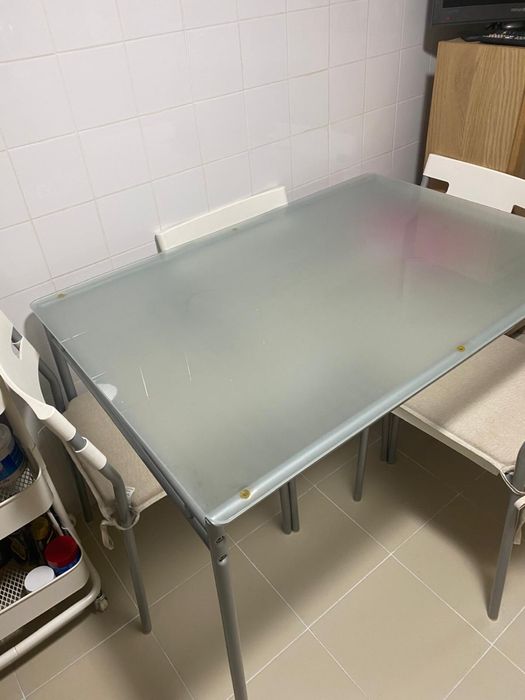 Mesa com 4 cadeiras