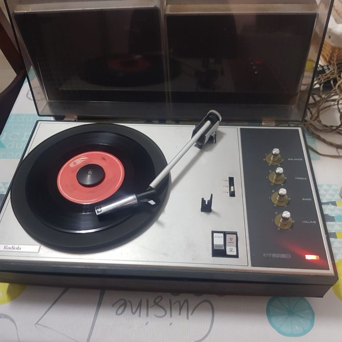 Gira-discos vintage a funcionar perfeitamente