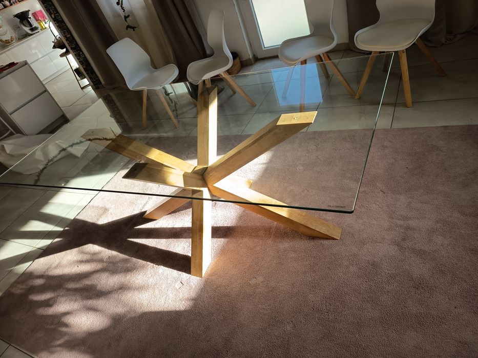 Mesa de vidro e madeira